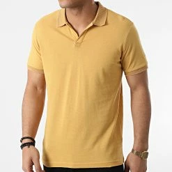 Remise ⭐ Polo Manches Courtes 1303 Moutarde de Armita 🔥 -Armita Soldes 2022 armita 257551 1303 CAMEL 20210322T151833 01